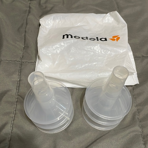 ⭐️2/$15⭐️ Never Used Medela 27mm Breast Shields Lot of 6 - Picture 1 of 3